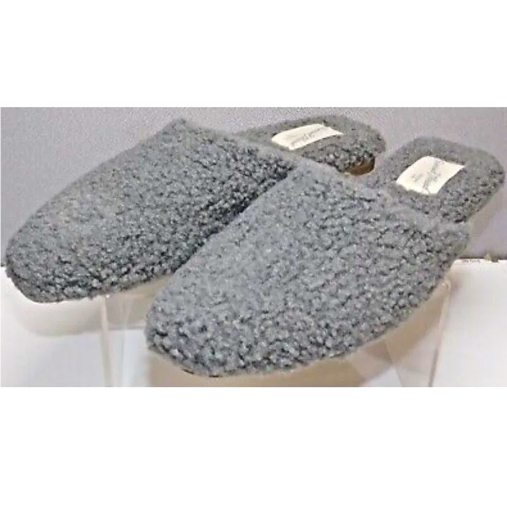 Women’s Universal thread gray fuzzy slip on closed toe slippers size 7.5 NEW